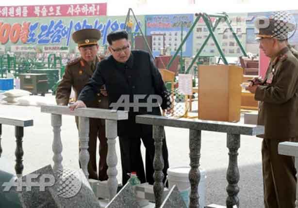صورة للزعيم الكورى الشمالى خلال تفقده لمعرض تكنولو