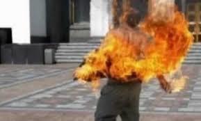 رجل يشعل النار في نفسه قبالة مبنى بلدية ميونخ