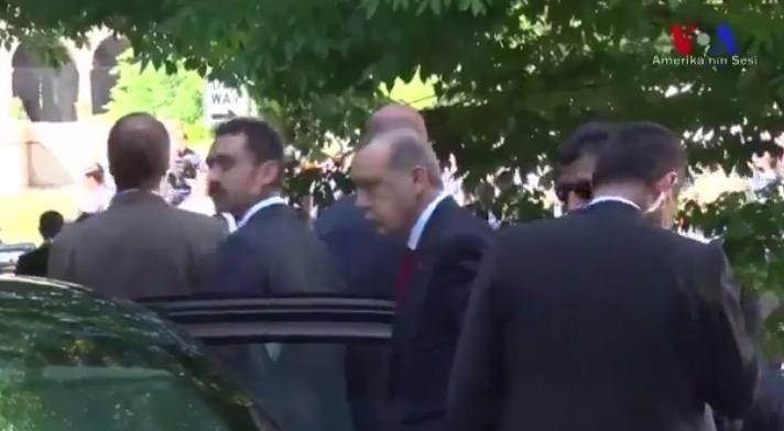الرئيس التركي رجب طيب أردوغان أثناء الاحتجاج ضده ف