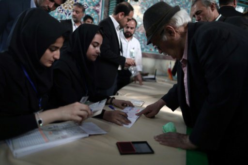 ناخبون في مركز اقتراع في طهران الجمعة 19 ايار/مايو