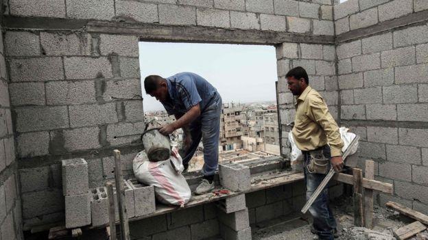 يعاني العمال الفلسطينيون في غزة كثيرا بسبب الحصار 