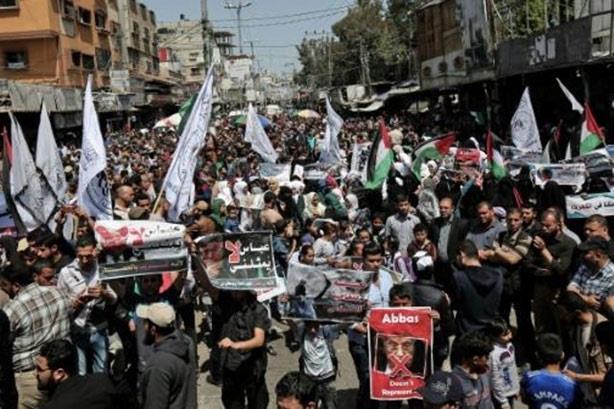 مناصرون لحماس يتظاهرون في غزة في 2 مايو 2017 (أ ف 