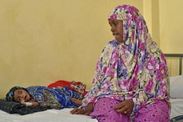 صومالية مع طفلها الذي يعاني من سوء التغذية في مركز
