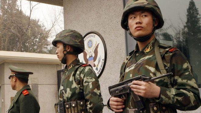 الشرطة الصينية أمام السفارة الأمريكية في العاصمة ب