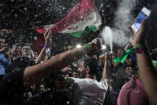 مناصرون لروحاني يحتفلون بفوزه في ولاية رئاسية ثاني