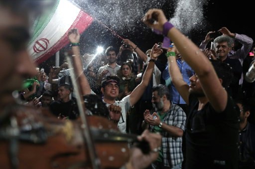 شبان ايرانيون يحتفلون بفوز حسن روحاني بولاية رئاسي