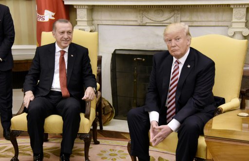 الرئيس الاميركي دونالد ترامب (يمين) ونظيره التركي 