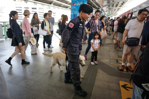 دورية للشرطة في محطة للقطارات في بانكوك في 20 نيسا