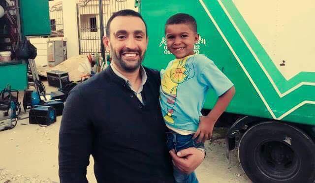 أحمد السقا برفقة طفل في موقع تصوير مسلسل الحصان ال