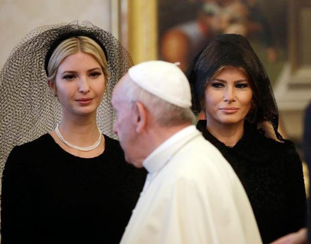 ميلانيا وإيفانكا ترامب أمام البابا بغطاء رأس