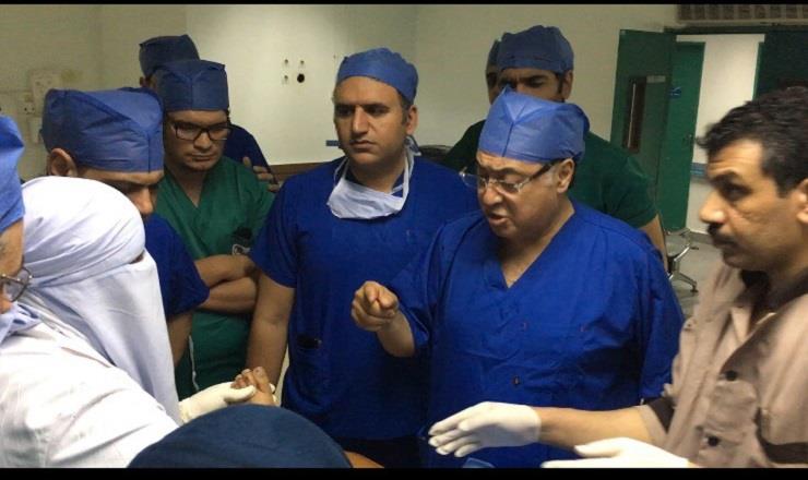 وزير الصحة يجري عملية جراحية لمصابين بحادث المنيا 