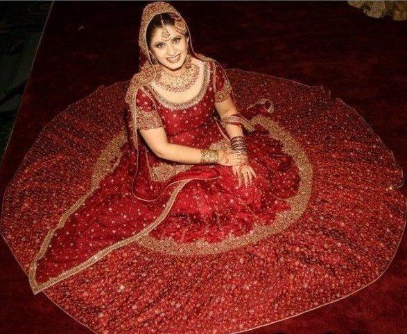 لهذا السبب فساتين الزفاف في الهند حمراء اللون