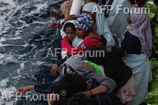 لاجئون على شاطئ إيطاليا (أ ف ب)
