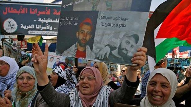  شارك أهالي السجناء في مظاهرات تأييد لأقاربهم المض