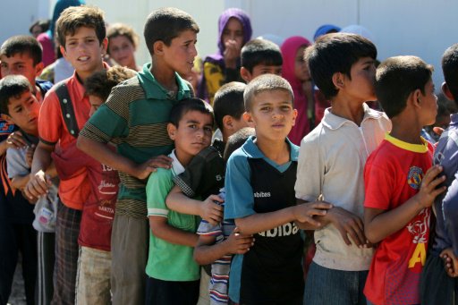 اطفال نازحون من الموصل في مخيم حمام العليل في 25 ا