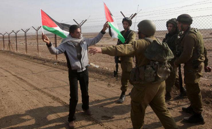 -جنود إسرائيليون يمنعون محتجا فلسطينيا من تثبيت عل