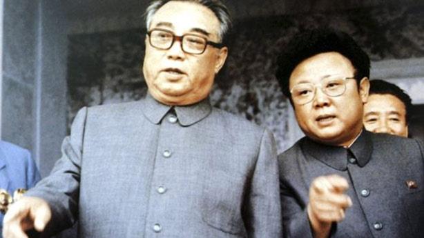  الزعيم كيم أيل سونغ (الى اليسار) مع ابنه وخليفته 