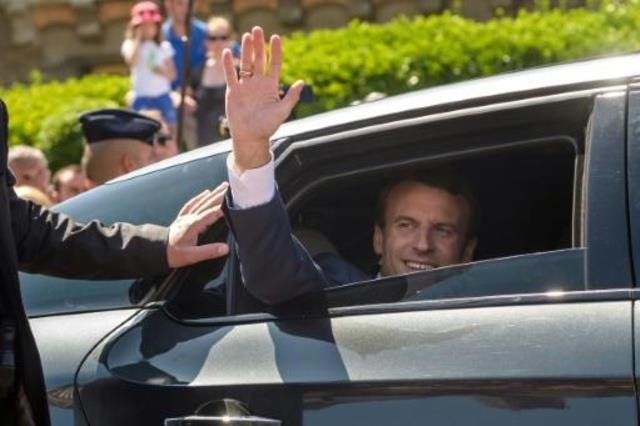 الرئيس الفرنسي إيمانويل ماكرون يحيي الجماهير من سي