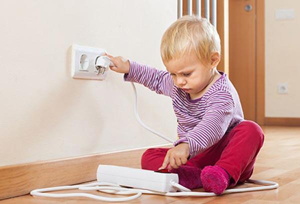 هذا ما عليك فعله عند تعرض طفلك لصعقة كهربائية