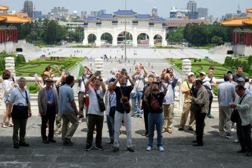 سياح يلتقطون صورا امام القاعة التذكارية لتشانغ كاي
