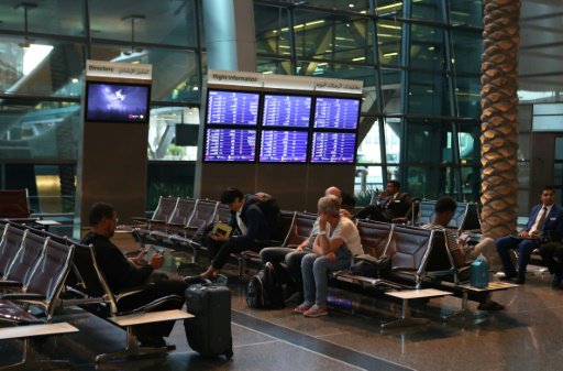 مسافرون ينتظرون في مطار حمد الدولي بالعاصمة القطري