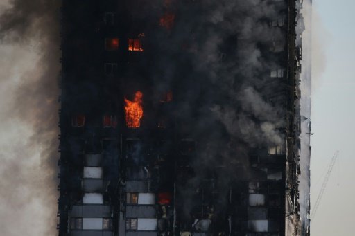 دخان يتصاعد من برج سكني في لندن في 14 حزيران/يونيو