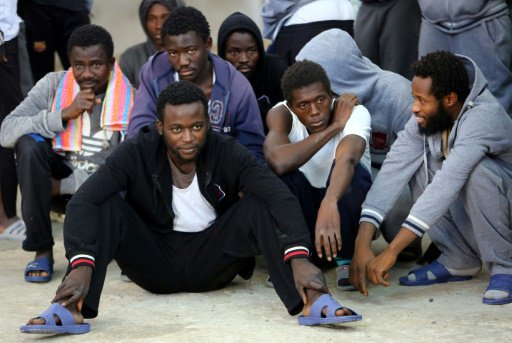 مهاجرون غير شرعيين افارقة بعد انقاذهم في البحر الم
