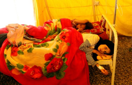 أطفال يمنيون يشتبه بإصابتهم بالكوليرا يتلقون العلا