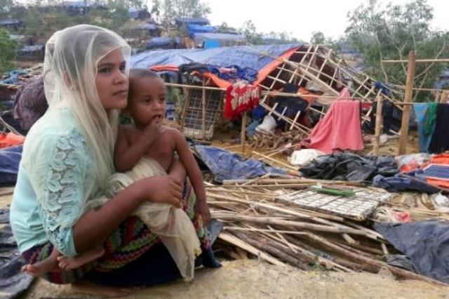لاجئة من الروهينغا قرب منزل دمره الاعصار مورا في م