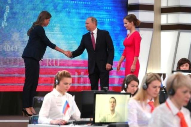 الرئيس الروسي فلاديمير بوتين عند وصوله الى الاستود