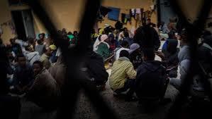 معاناة مهاجرين محتجزين يتعرضون للتعذيب في ليبيا