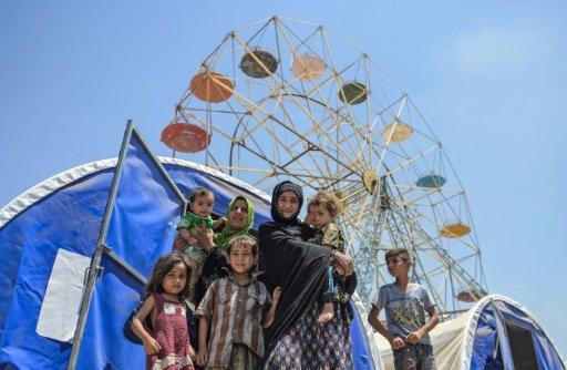 عراقيون فارون من غرب الموصل امام مخيم موقت اقيم في