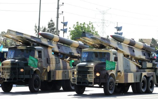 شاحنات تحمل صواريخ ارض جو ايرانية لمناسبة عيد الجي