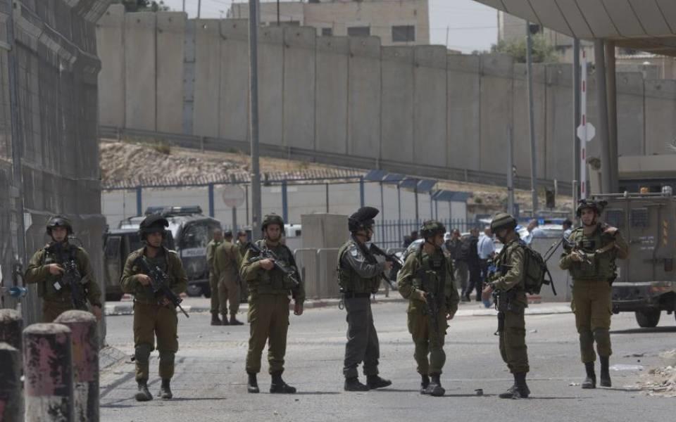 قوات إسرائيلية تواصل حصار قرية برام الله