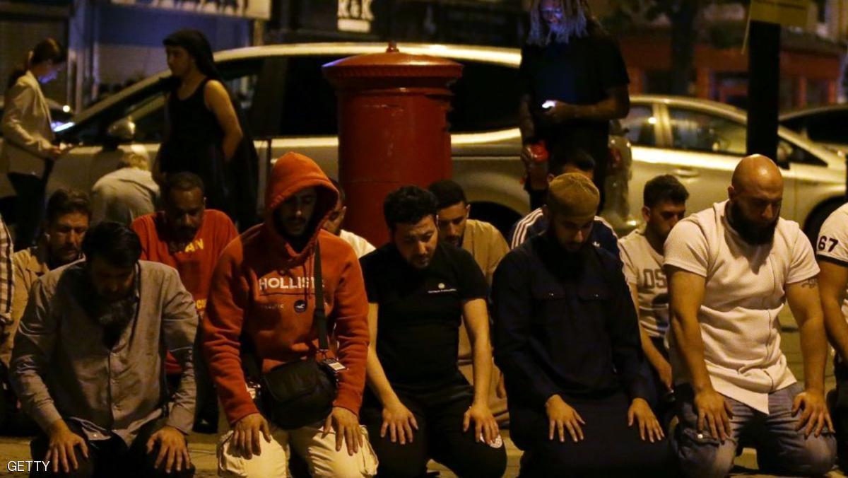 بالصور.. المسلمون واصلوا الصلاة بعد "هجوم فينسبري"