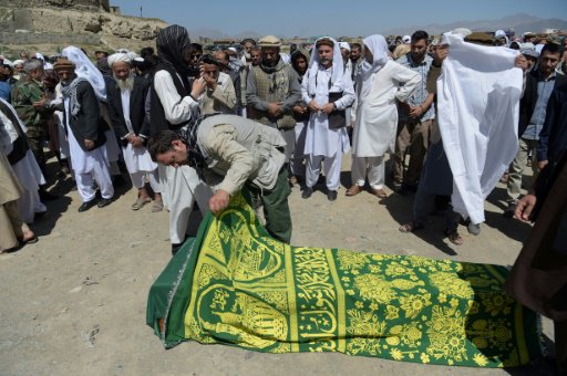جنازة احد ضحايا اعتداء الاربعاء في كابول، الخميس 1