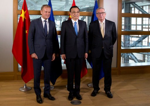 من اليسار: رئيس المجلس الاوروبي دونالد توسك ورئيس 