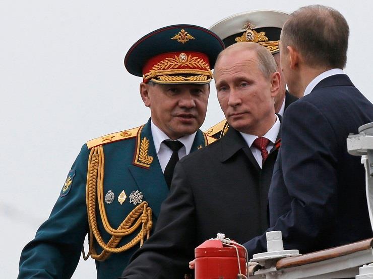 الرئيس الروسي فلاديمير بوتين في المنتصف خلال زيارت