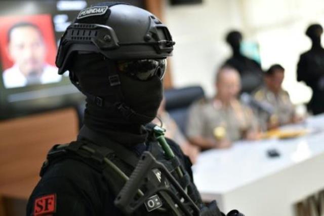 عنصر من شرطة مكافحة الارهاب خلال مؤتمر صحافي في مق