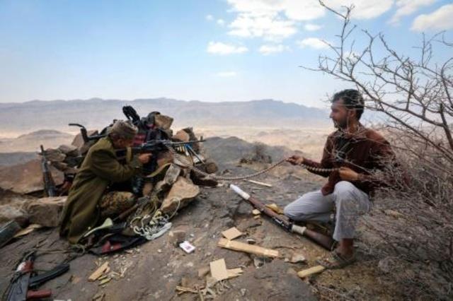 مسلحان من القبائل اليمنية التي تقاتل إلى جانب القو