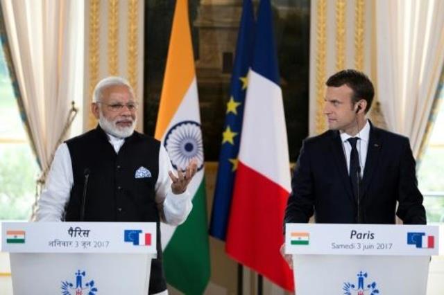 رئيس فرنسا إيمانويل ماكرون ورئيس وزراء الهند نارند