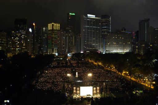 حشد يضيء شموعا في هونغ كونغ في الذكرى ال28 لمجزرة 