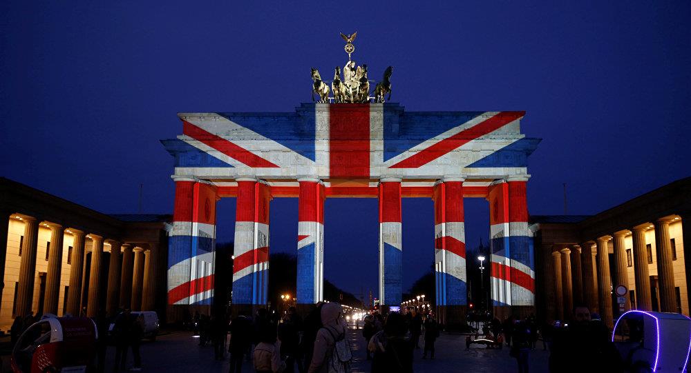 بوابة براندبورج تضيء بألوان العلم البريطاني