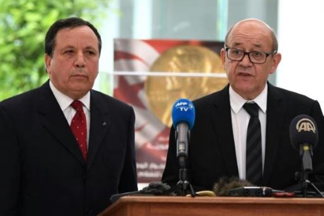وزير الخارجية التونسي خميس الجهيناوي (يسار) وبجانب