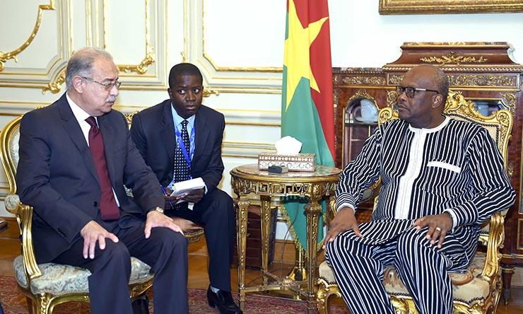 شريف إسماعيل يلتقي رئيس بوركينا فاسو 