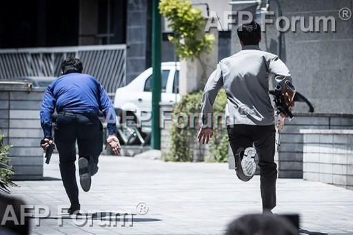 مسلحان يهاجمان البرلمان الإيراني (أ ف ب)