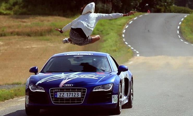 رجل يقفز فوق سيارة