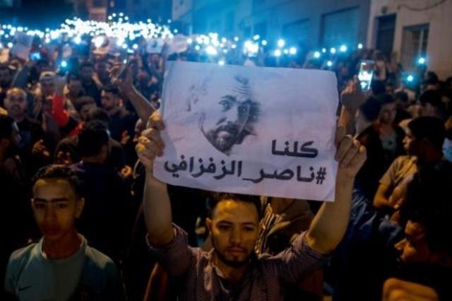 محتجون في الحسيمة يرفعون صورة ناصر الزفزافي احد قا
