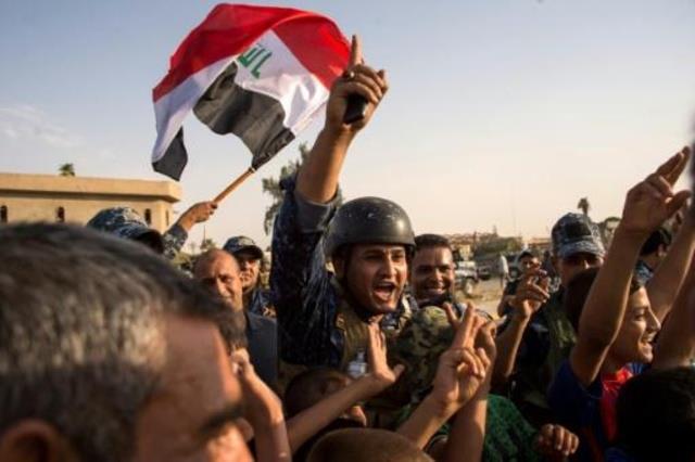 جنود عراقيون يحتفلون في الموصل في 9 تموز/يوليو 201