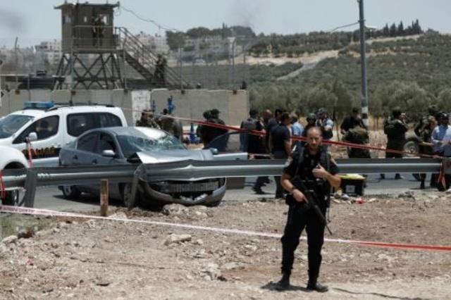 قوات الأمن الإسرائيلية تحرس الموقع الذي حاول فيه ف